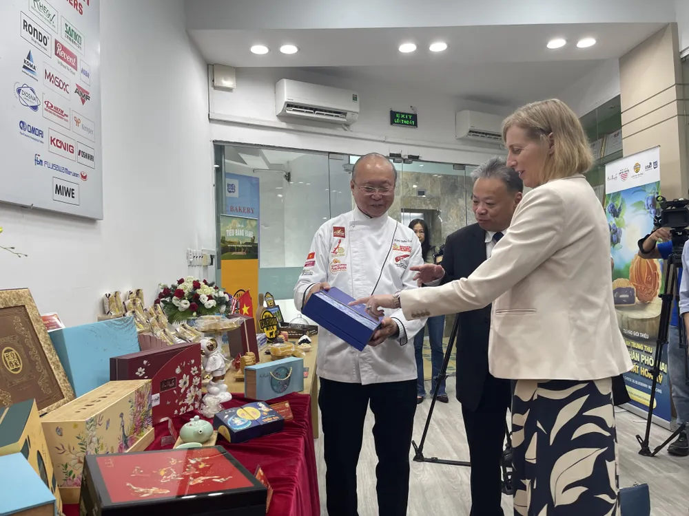 Bà Susan Burns, Tổng lãnh sự Hoa Kỳ tại TPHCM tìm hiểu bánh trung thu