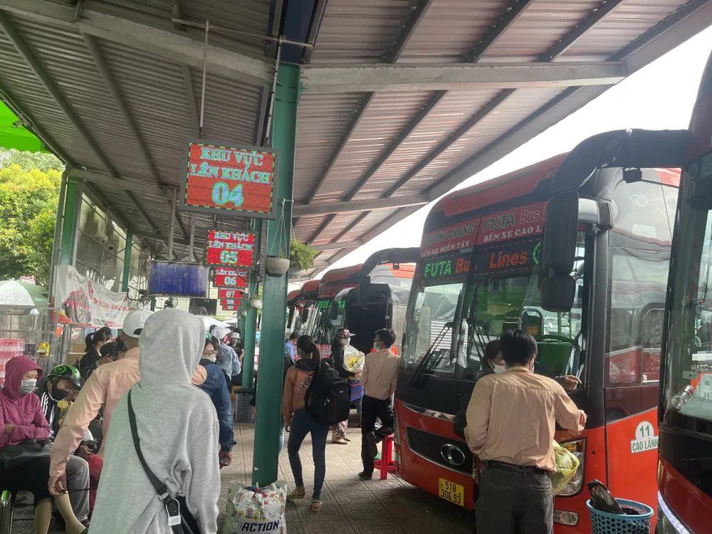 Bến xe Miền Tây dự kiến có nhiều hành khách đến trong chiều, tối 31-8 Bến xe Miền Tây dự kiến có nhiều hành khách đến trong chiều, tối 31-8