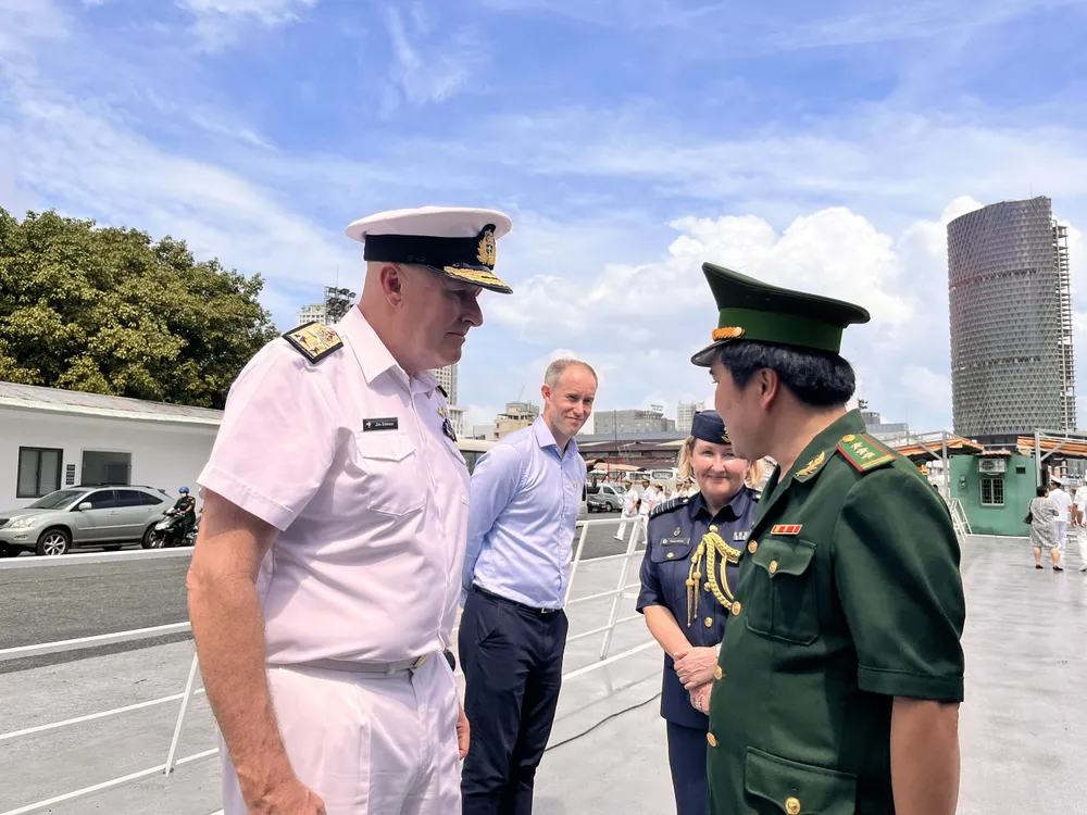 Các sĩ quan trên hai tàu Hải quân Hoàng gia New Zealand cùng đến thăm Việt Nam