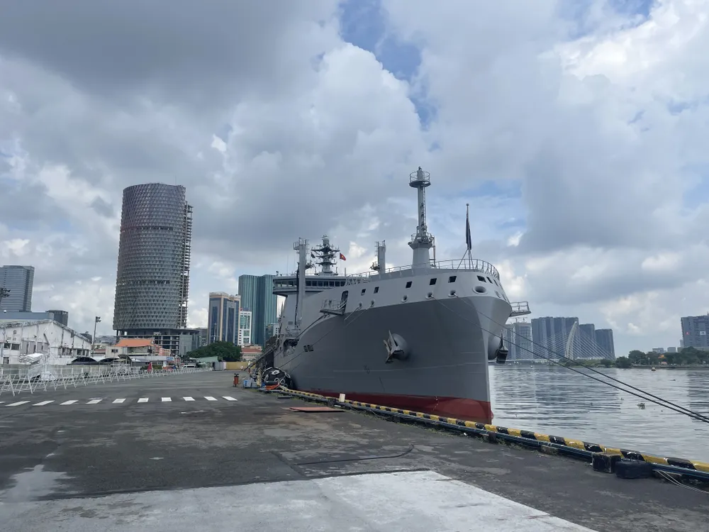 Tàu Hải quân Hoàng gia New Zealand cập cảng Sài Gòn