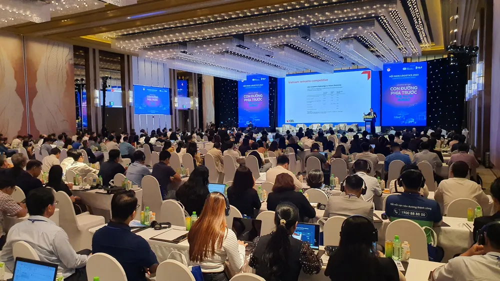 Hàng trăm đại biểu tham dự