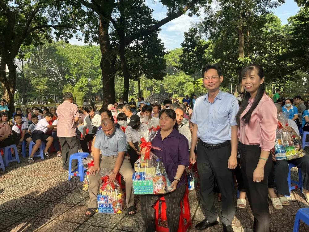 Trao tặng các phần quà cho người có hoàn cảnh khó khăn