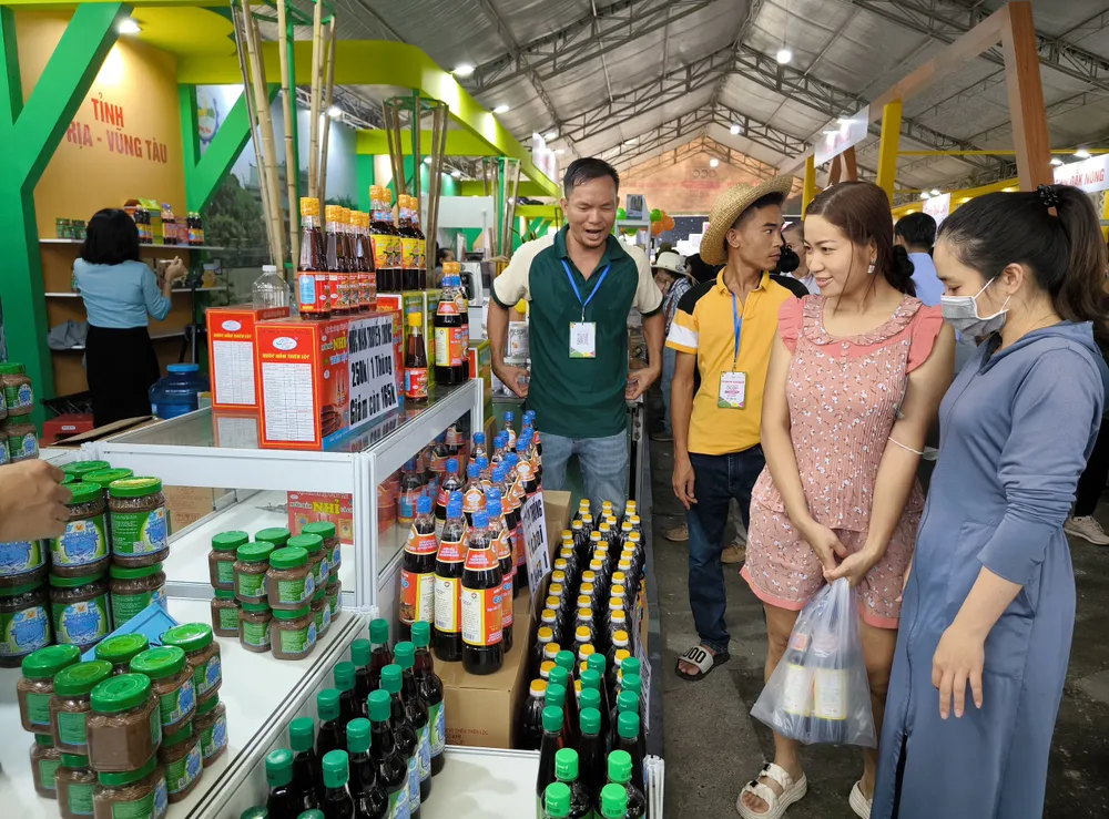 Các khách hàng mua sắm sản phẩm OCOP Các khách hàng mua sắm sản phẩm OCOP