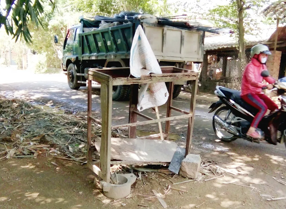 Xe quá tải “băm nát” đường dân sinh ở Quảng Ngãi ảnh 3