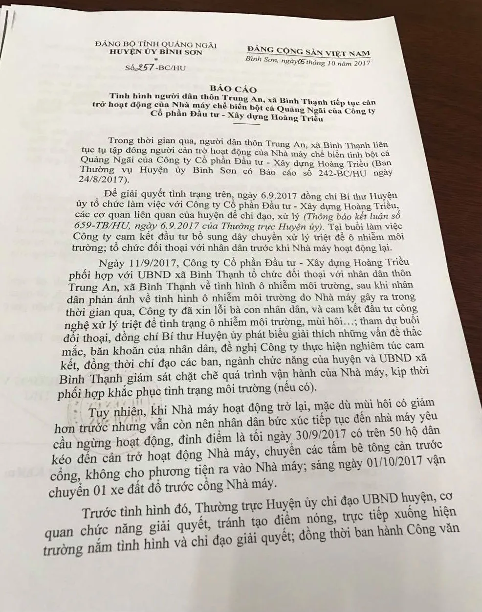 Dân đổ đất, đá chặn cổng nhà máy chế biến thức ăn gia súc gây ô nhiễm ảnh 2
