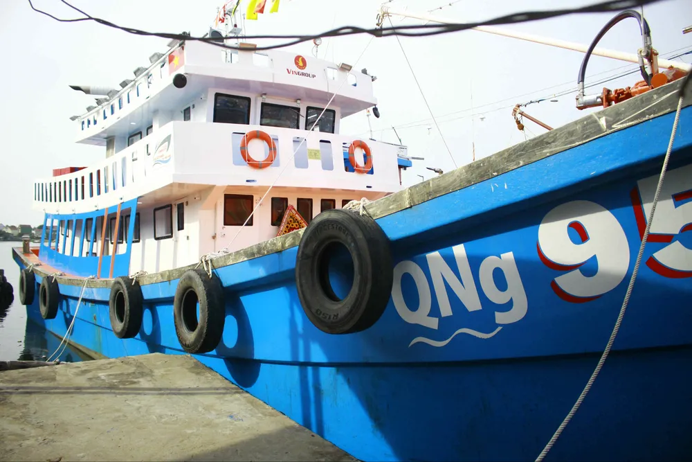 Tàu cá composite đầu tiên tại Quảng Ngãi lắp máy nhãn hiệu Mỹ ảnh 1