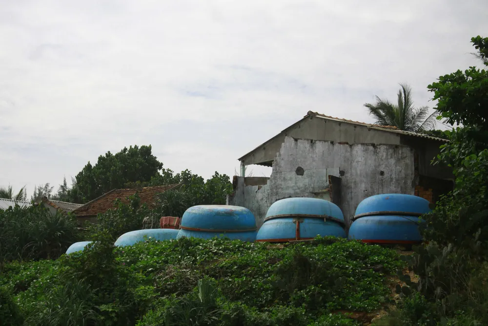 Quảng Ngãi: Dân “mất ăn mất ngủ” vì sạt lở bờ biển ảnh 2