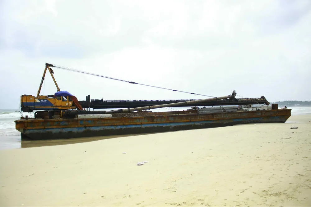 Gặp sóng lớn, sà lan ngàn tấn bị đánh dạt vào bờ ảnh 1