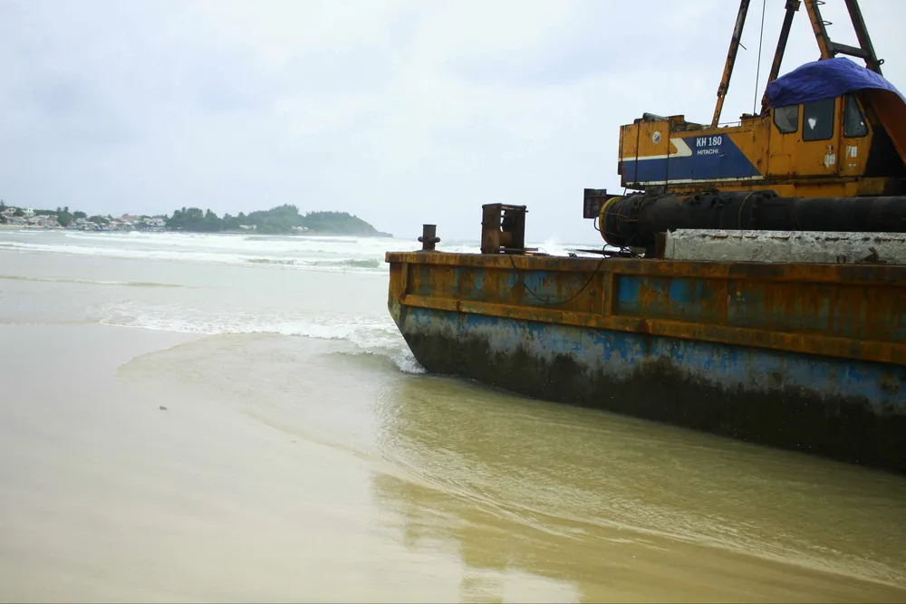 Gặp sóng lớn, sà lan ngàn tấn bị đánh dạt vào bờ ảnh 2