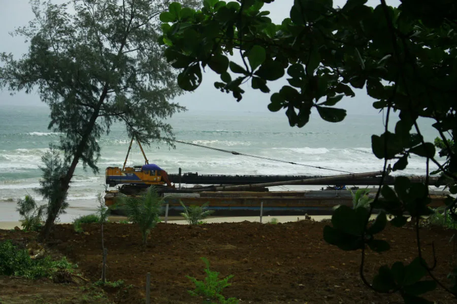 Gặp sóng lớn, sà lan ngàn tấn bị đánh dạt vào bờ