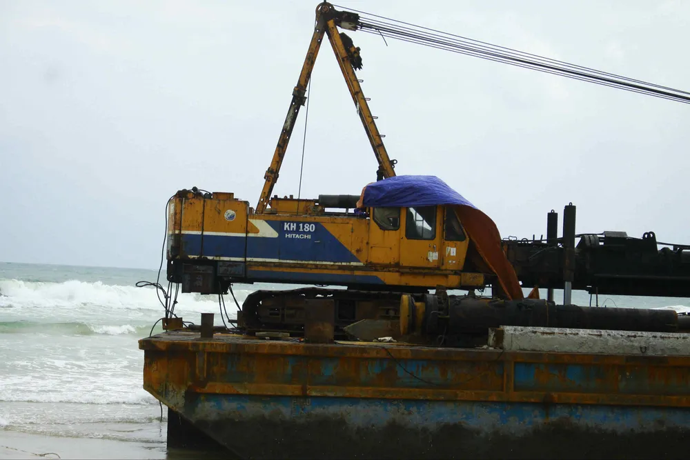 Gặp sóng lớn, sà lan ngàn tấn bị đánh dạt vào bờ ảnh 3