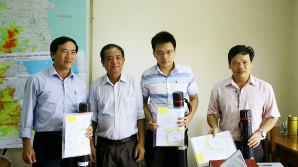 Bàn giao bản đồ cho các đơn vị tỉnh Quảng Ngãi. Ảnh: NGUYỄN TRANG