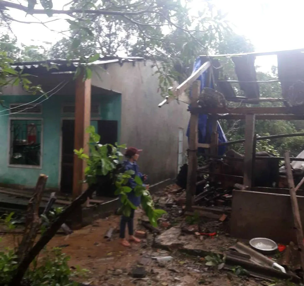 16 nhà dân ở Quảng Ngãi bị gió lốc làm tốc mái  ảnh 1