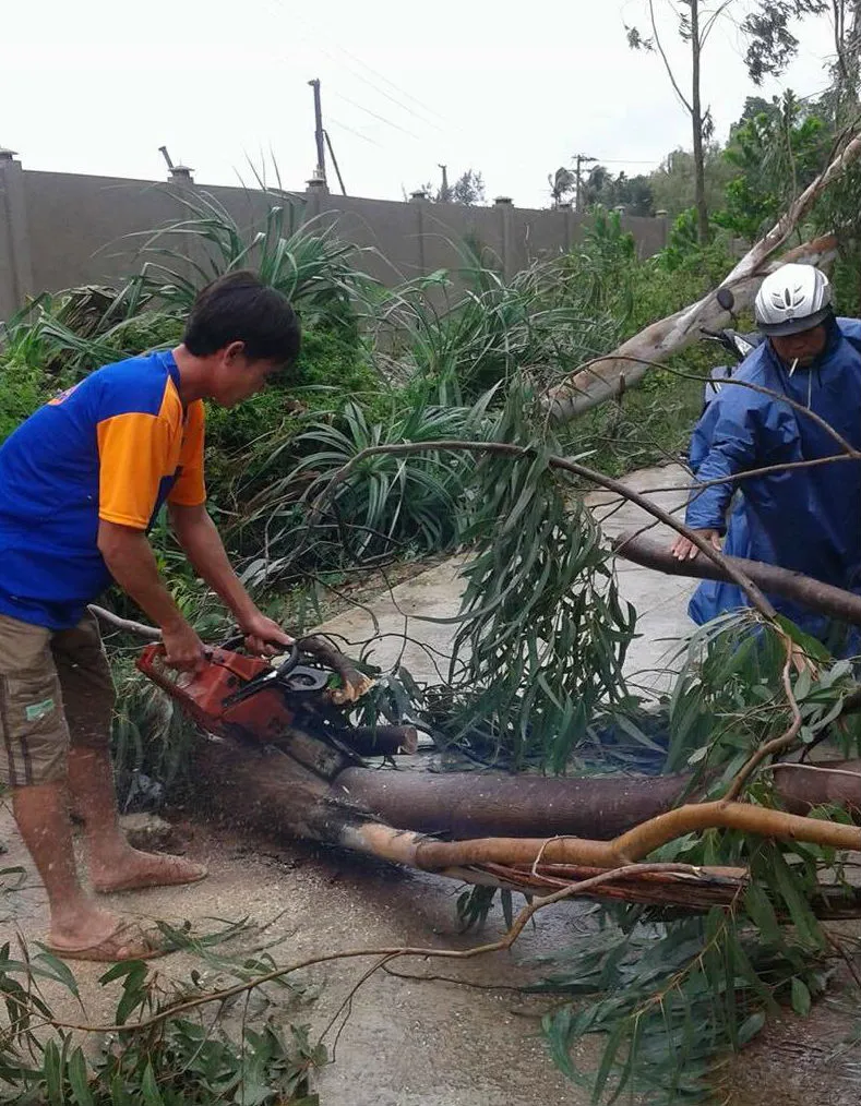 16 nhà dân ở Quảng Ngãi bị gió lốc làm tốc mái  ảnh 2