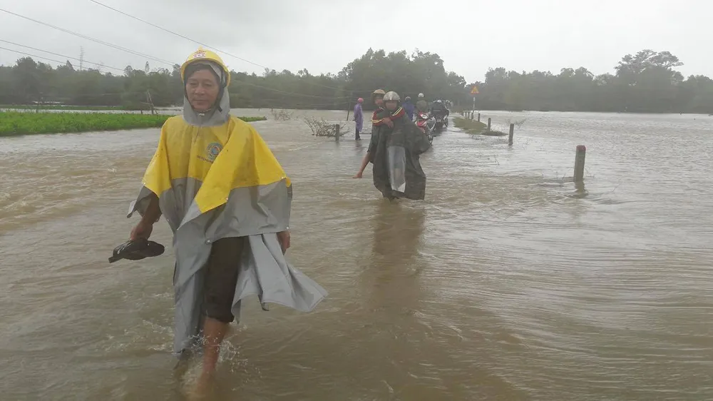 16 nhà dân ở Quảng Ngãi bị gió lốc làm tốc mái  ảnh 3