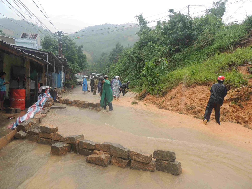 Hơn 60 trường bị ngập lụt, Quảng Ngãi cho học sinh nghỉ học trong ngày 6-11 ảnh 1