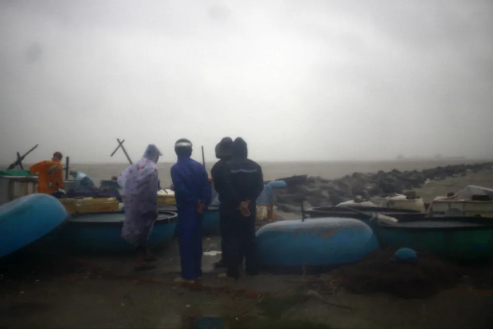 Quảng Ngãi: Hàng trăm nhà dân bị ngập, đã có 2 người chết ảnh 9