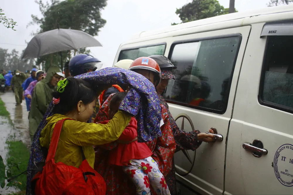 Quảng Ngãi: Hàng trăm nhà dân bị ngập, đã có 2 người chết ảnh 1