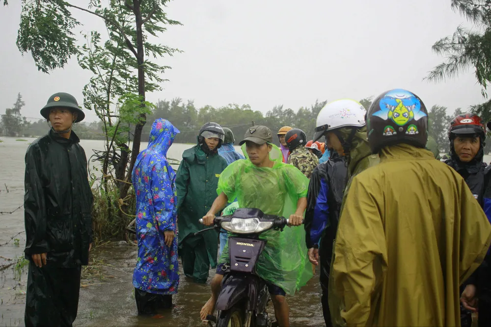 Quảng Ngãi: Hàng trăm nhà dân bị ngập, đã có 2 người chết ảnh 2