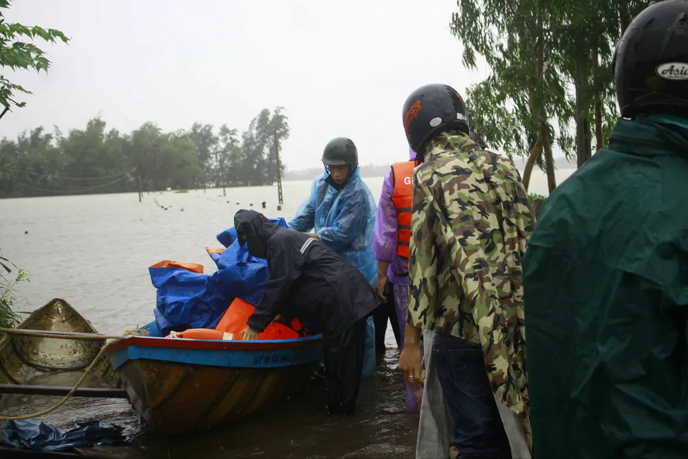 Quảng Ngãi: Hàng trăm nhà dân bị ngập, đã có 2 người chết ảnh 3