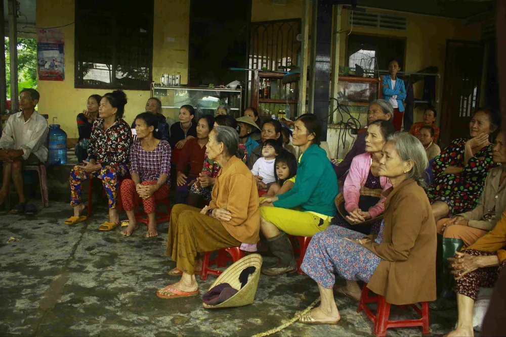 Đoàn thanh niên Quảng Ngãi cứu trợ bà con vùng ngập lụt ảnh 2