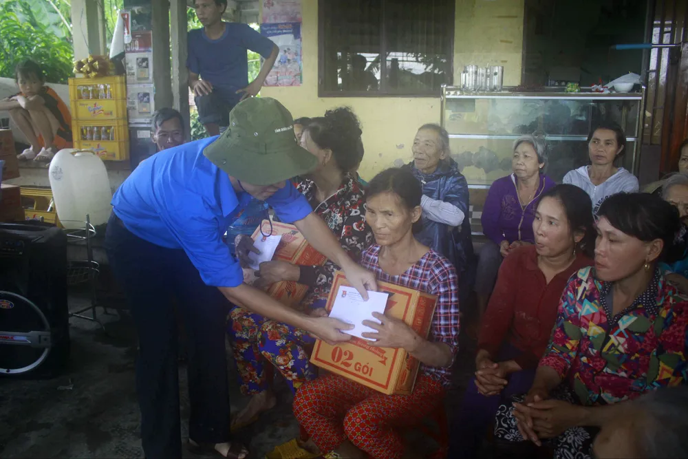 Đoàn thanh niên Quảng Ngãi cứu trợ bà con vùng ngập lụt ảnh 1
