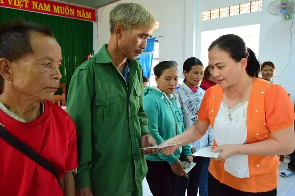 Quảng Ngãi: Tặng 100 suất quà cho các hộ dân bị thiệt hại trong bão số 12 ảnh 1