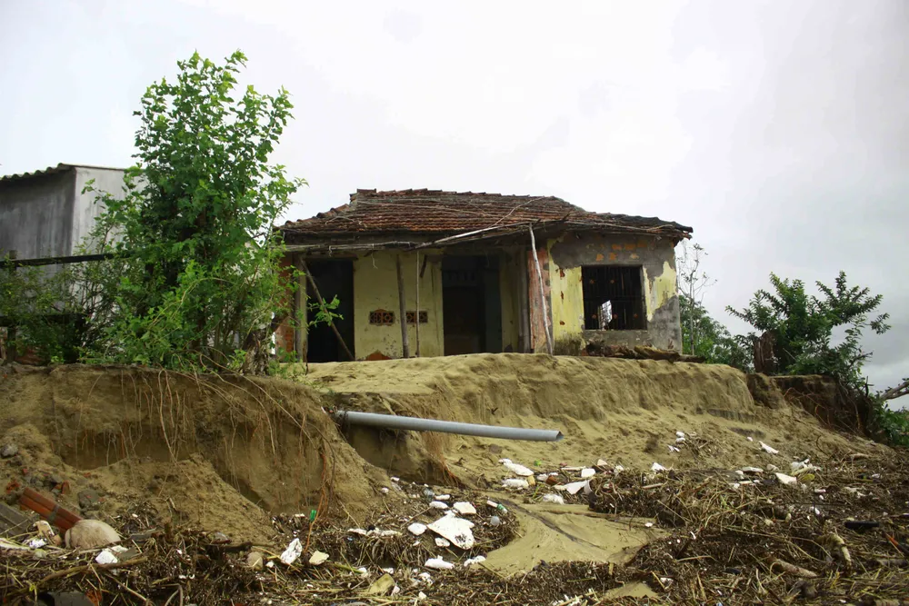 Triều cường tiếp tục lấn sâu gây sạt lở nhà dân ở Quảng Ngãi ảnh 1