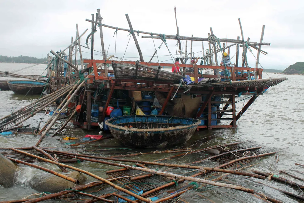Tàu cá của ngư dân Quảng Ngãi bị giông lốc đánh chìm  ảnh 1