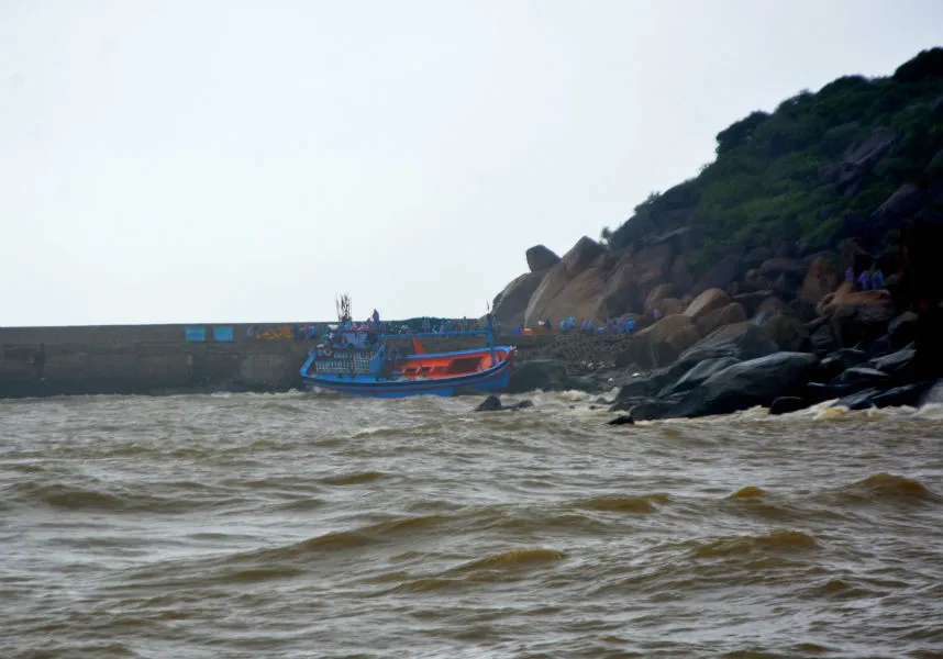  Tàu cá bị chìm, 1 thuyền viên ở Quảng Ngãi mất tích ảnh 1