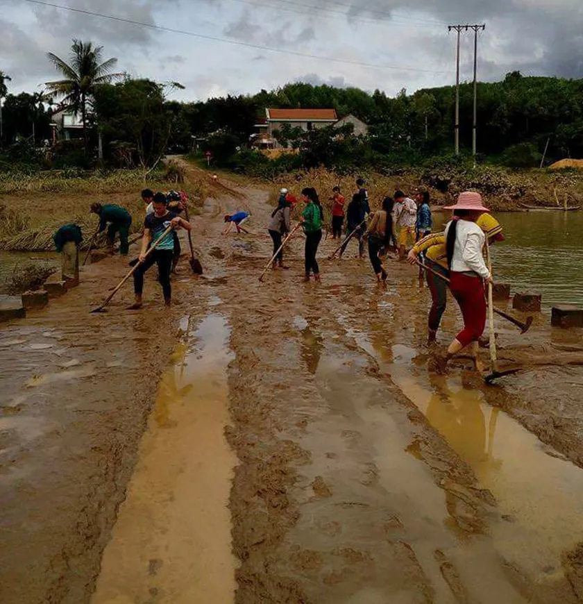 Quảng Ngãi: Tất bật dọn dẹp, vệ sinh môi trường sau lũ ảnh 1