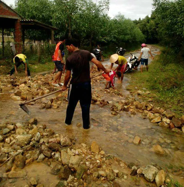 Quảng Ngãi: Tất bật dọn dẹp, vệ sinh môi trường sau lũ ảnh 4