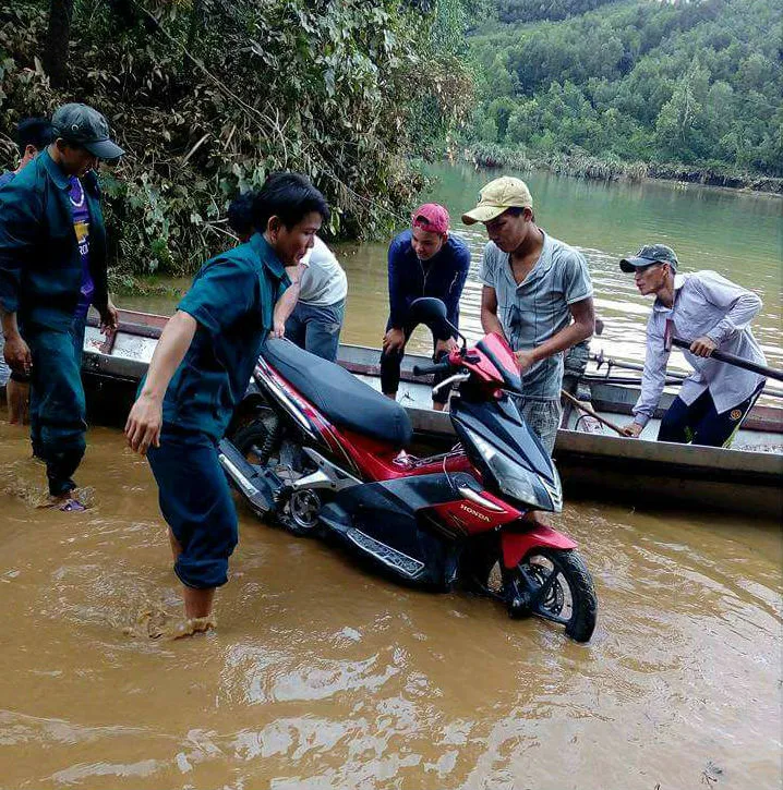 Quảng Ngãi: Tất bật dọn dẹp, vệ sinh môi trường sau lũ ảnh 6