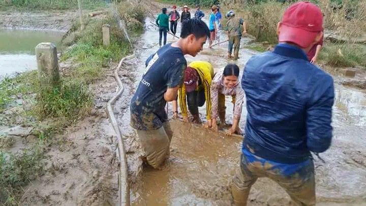 Quảng Ngãi: Tất bật dọn dẹp, vệ sinh môi trường sau lũ ảnh 2