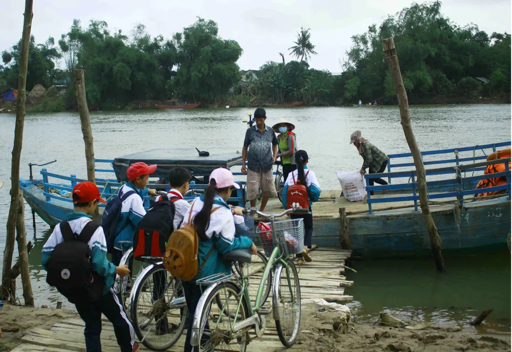 Quảng Ngãi: Học sinh nín thở ngồi đò sang sông mùa nước nổi ảnh 1