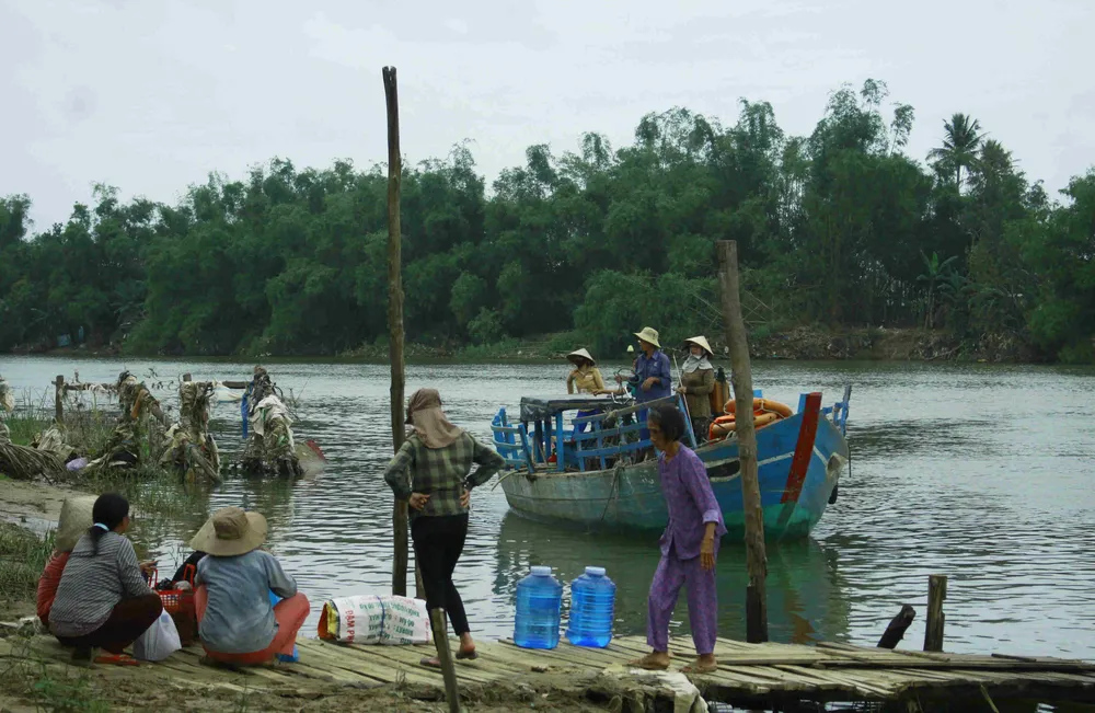 Quảng Ngãi: Học sinh nín thở ngồi đò sang sông mùa nước nổi ảnh 2