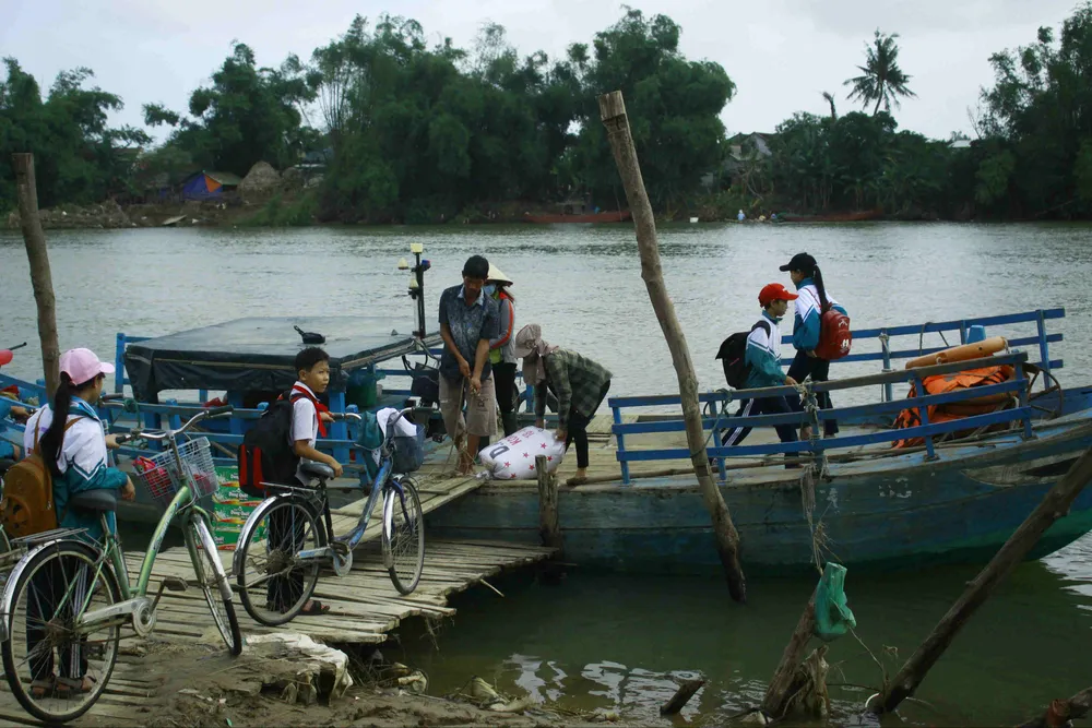 Quảng Ngãi: Học sinh nín thở ngồi đò sang sông mùa nước nổi ảnh 4