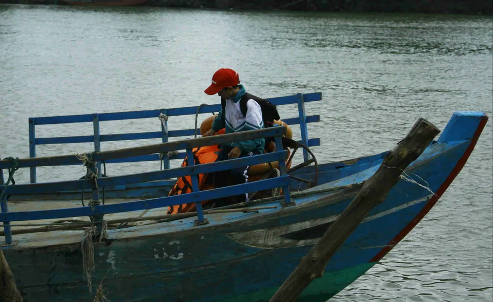 Quảng Ngãi: Học sinh nín thở ngồi đò sang sông mùa nước nổi ảnh 7