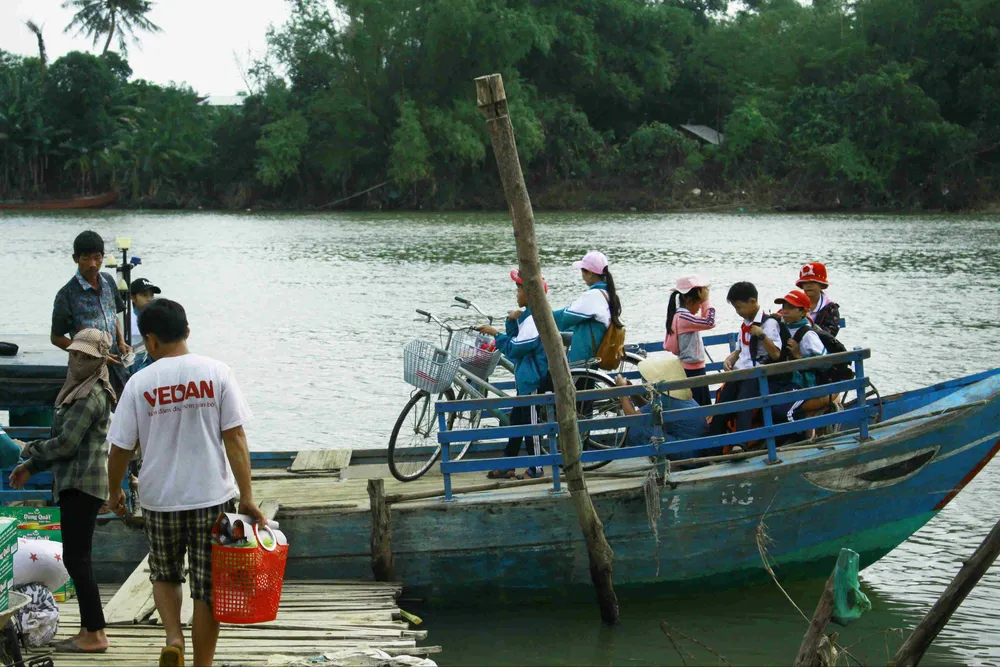 Quảng Ngãi: Học sinh nín thở ngồi đò sang sông mùa nước nổi ảnh 6