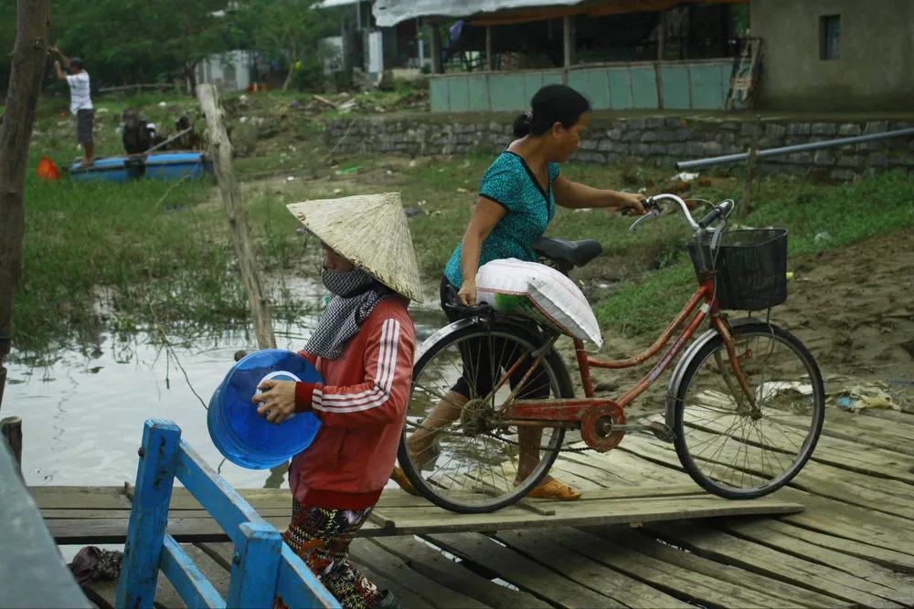 Quảng Ngãi: Học sinh nín thở ngồi đò sang sông mùa nước nổi ảnh 5