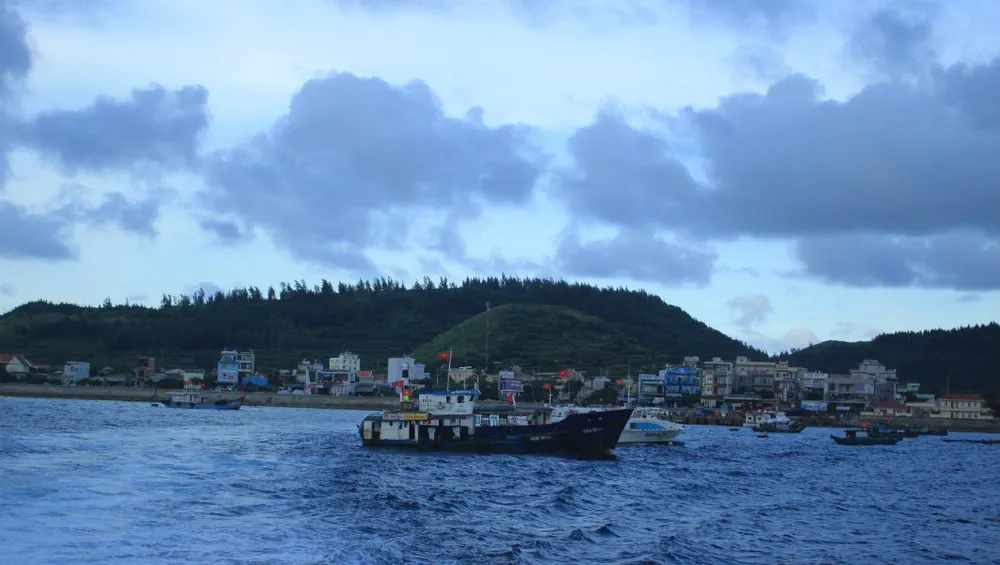 Đề nghị hỗ trợ chi phí vận chuyển xăng dầu từ đất liền ra đảo Lý Sơn ảnh 1