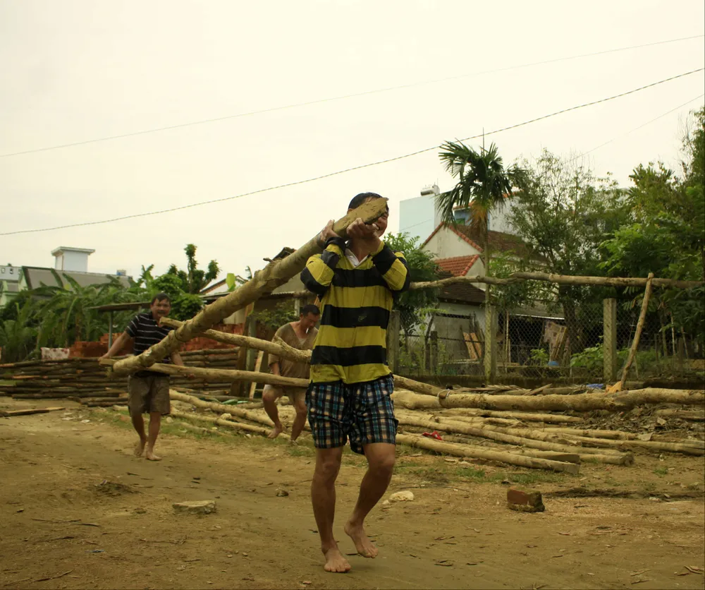 Người dân Quảng Ngãi dầm nước sông bắc cầu gỗ đón Tết ảnh 3