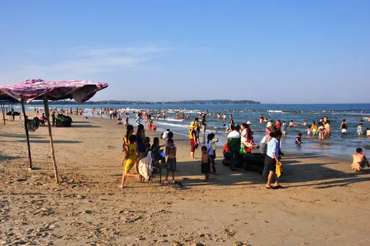 Chưa tìm thấy 2 nạn nhân bị sóng cuốn mất tích ở Quảng Ngãi ảnh 1