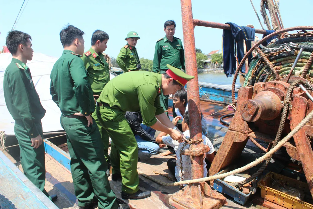 Quảng Ngãi giải cứu 4 ngư dân bị bắt giữ trái pháp luật trên 2 tàu cá ảnh 1