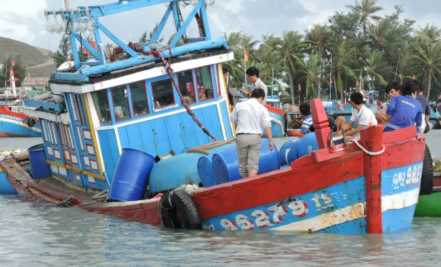 Quảng Ngãi: Tàu cá bị chìm, thiệt hại trên 2 tỷ đồng ảnh 1