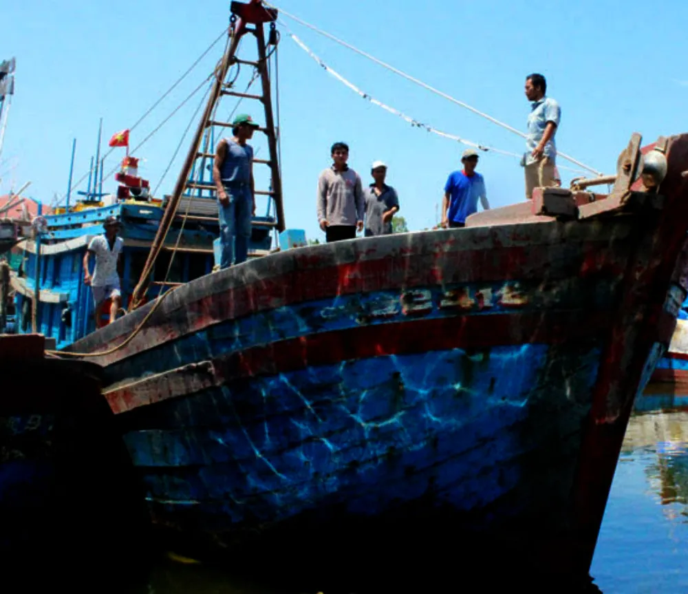 Một tàu cá Quảng Ngãi bốc cháy, 2 ngư dân bị thương ảnh 1