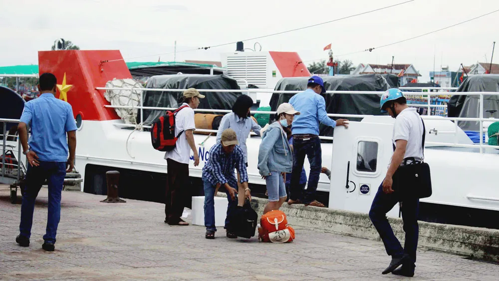 Những du khách đầu tiên về lại đất liền từ tàu Super Biển Đông. Ảnh: NGUYỄN TRANG