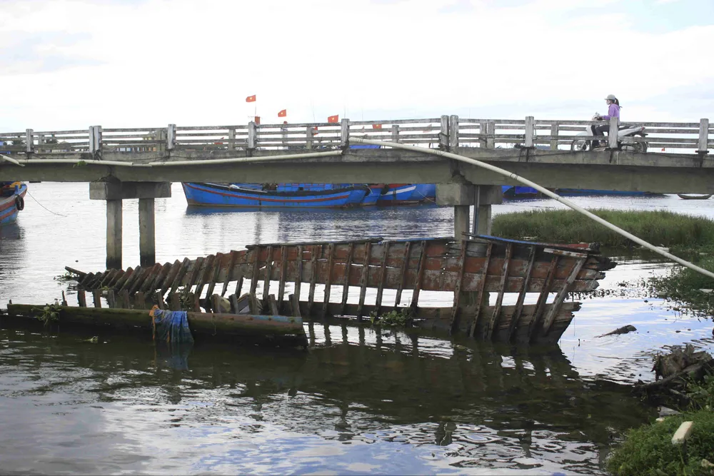 Quảng Ngãi: Trục vớt 3 tàu bị chìm làm sắt phế liệu ảnh 2