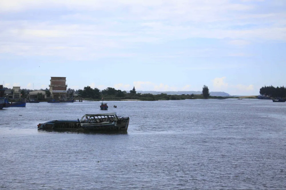 Quảng Ngãi: Trục vớt 3 tàu bị chìm làm sắt phế liệu ảnh 1