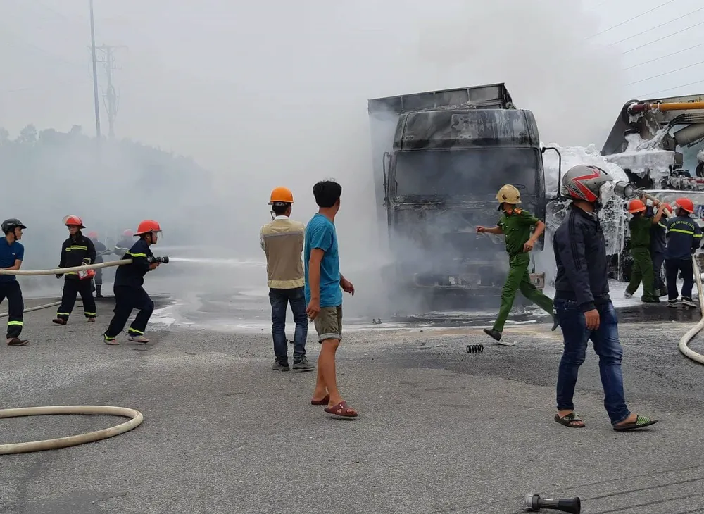 Sau va chạm, xe tải và xe trộn bê tông bốc cháy dữ dội ảnh 2